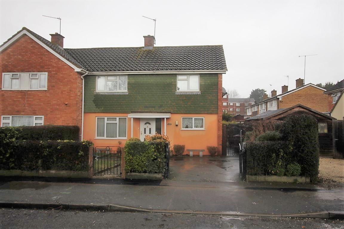 3 bed property in Kestrel Way, Reading